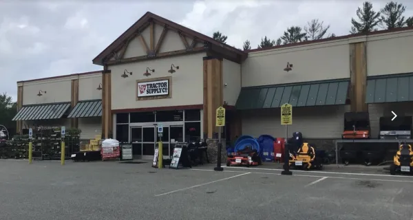 The front entryway to Tractor Supply from the parking lot.
